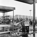 128457 Afbeelding van het nablussen van het uitgebrande bezinestation van Texaco aan de Brailledreef te Utrecht.